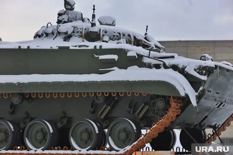 Сенатор Муратов исполнил мечту курганского мальчика покататься на БМП-3