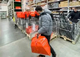 Челябинцы раскупают лопаты после снегопадов