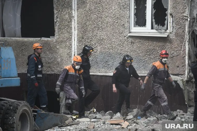 Из-под завалов достали два десятка человек