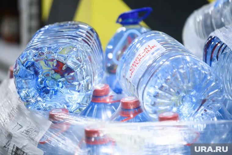 Жители запасаются водой