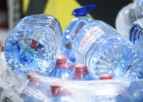 Жители Сургута запасаются водой после тушения пожара в «Магните»