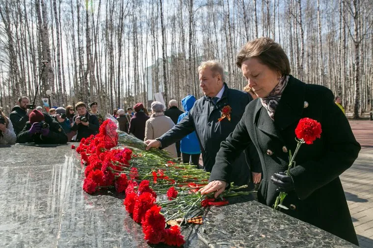 День победы. Ханты-Мансийск, мемориал славы, возложение цветов, хохряков борис, комарова наталья