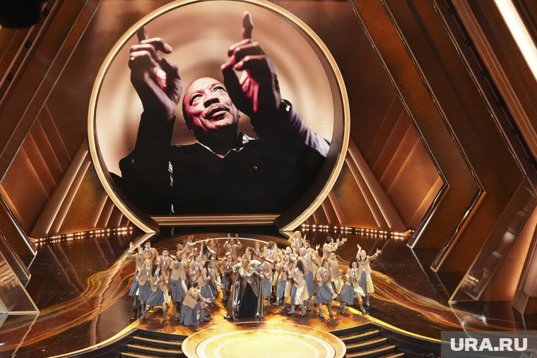 В чем блистали звезды на «Оскаре»: декольте в драгоценностях и зеркальное платье. Фоторепортаж