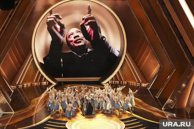 На церемонии "Оскара" певица Куин Латифа выступила с трибьютом в честь музыкального продюсера Куинси Джонса