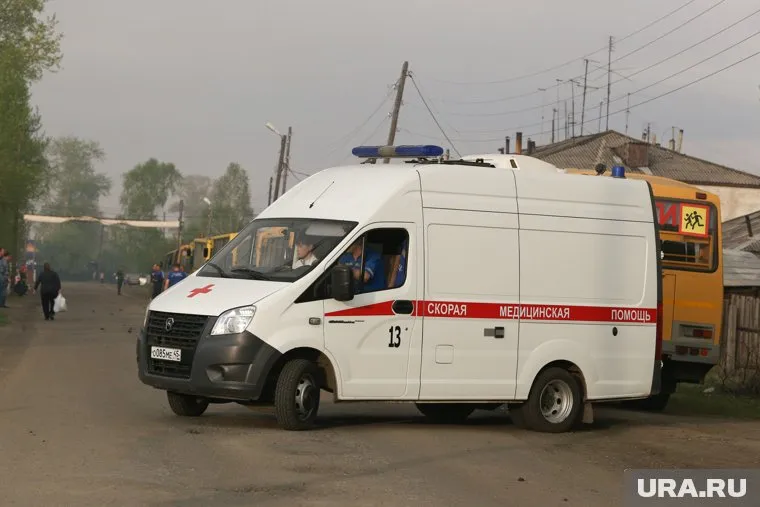 Медики оказывают помощь пострадавшему при взрыве