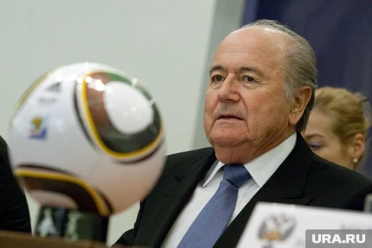 Блаттер отстранен от работы в ФИФА