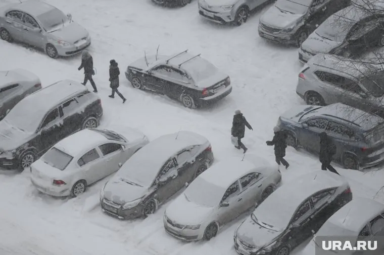 На Нижневартовск обрушился сильный снегопад и метель