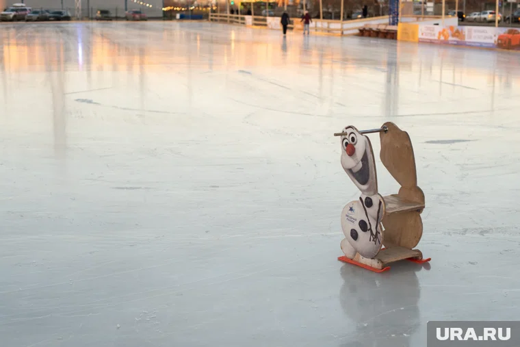 Посетители могут взять в прокат коньки, шлемы и помощников для катания