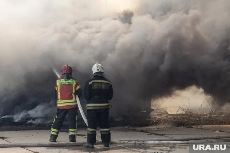 Пожарные Салехарда спасли транспортные средства ямальцев