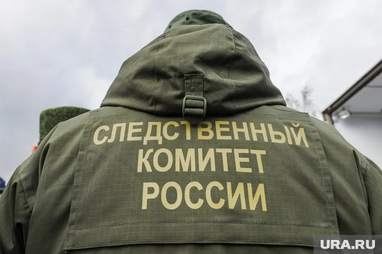 На место выехали следователи и криминалисты, рядом с телами нашли шприцы