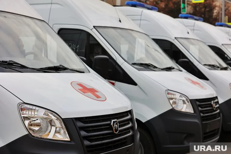 Литвин купил три машины скорой помощи для отправки их на фронт
