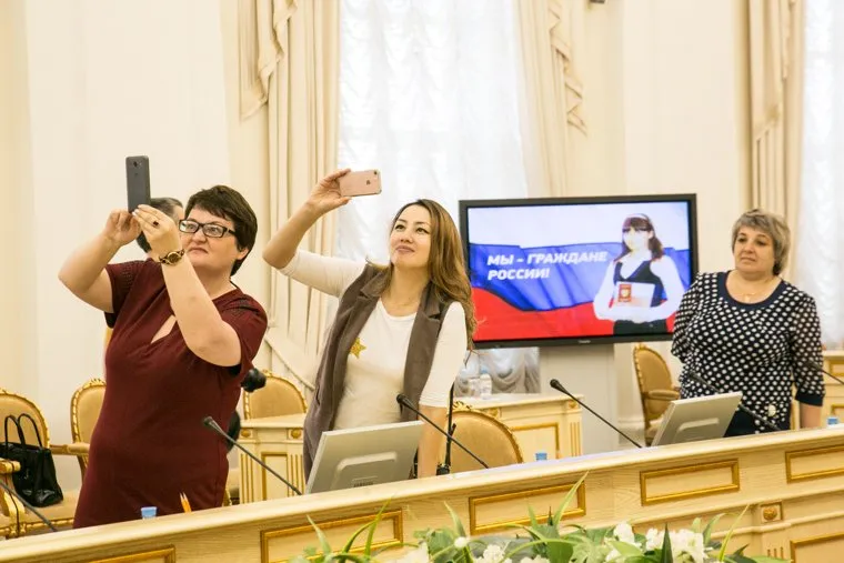 Торжественное вручение паспортов Александром Моором, вручение государственных наград. Тюмень, снимают на телефоны