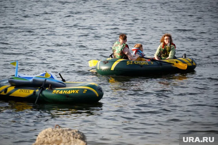 Курганцы потеряли весла, лодку унесло на 3 километра от берега