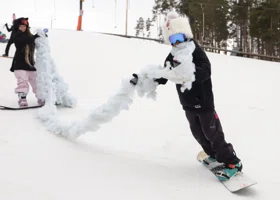 Дед Мороз с 30-метровой бородой покорил горы в Екатеринбурге