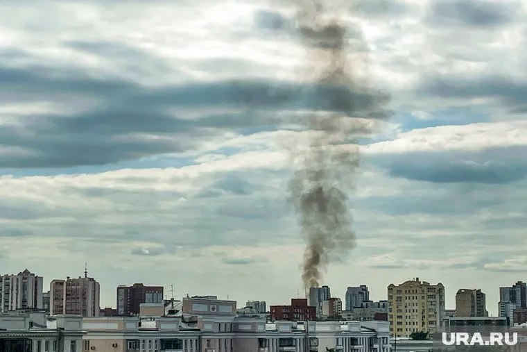 С крыши дома на Сулимова, 21 валил густой дым (фото из архива)