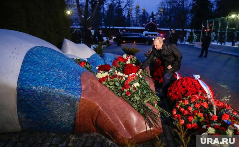 Владимир Путин приехал на могилу Бориса Ельцина уже вечером