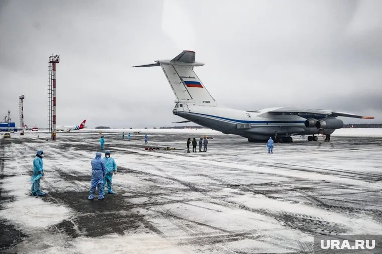 Из прилетевшего из Китая ИЛ-76 начали выпускать пассажиров