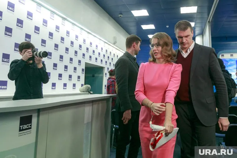 Либерального кандидата изобразили в виде куклы на руке у Владимира Путина