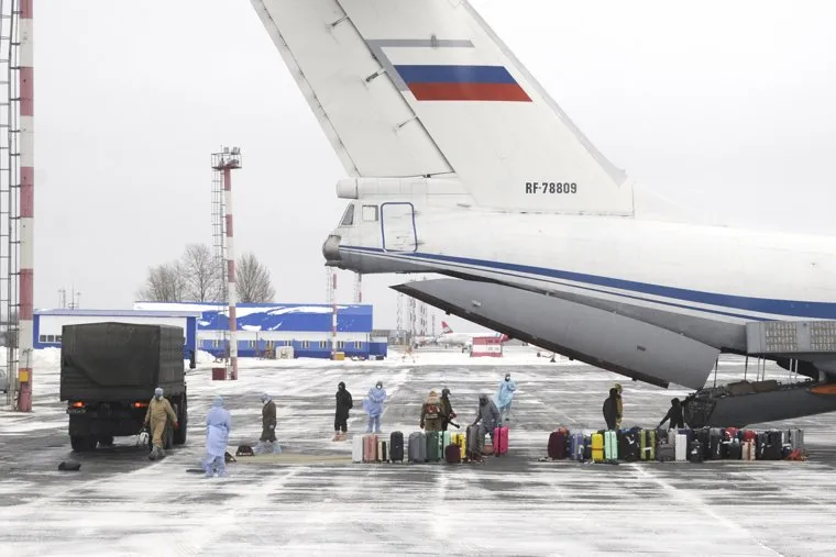 Высадка пассажиров из самолета Ил-76 военно-космических сил России прилетевшего из Китая. Тюмень