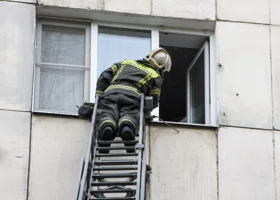 В ХМАО пожарные спасли ребенка из горящей квартиры в высотке