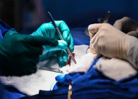 Тюменские хирурги спасли пациента, достав двухсантиметровый тромб из сонной артерии