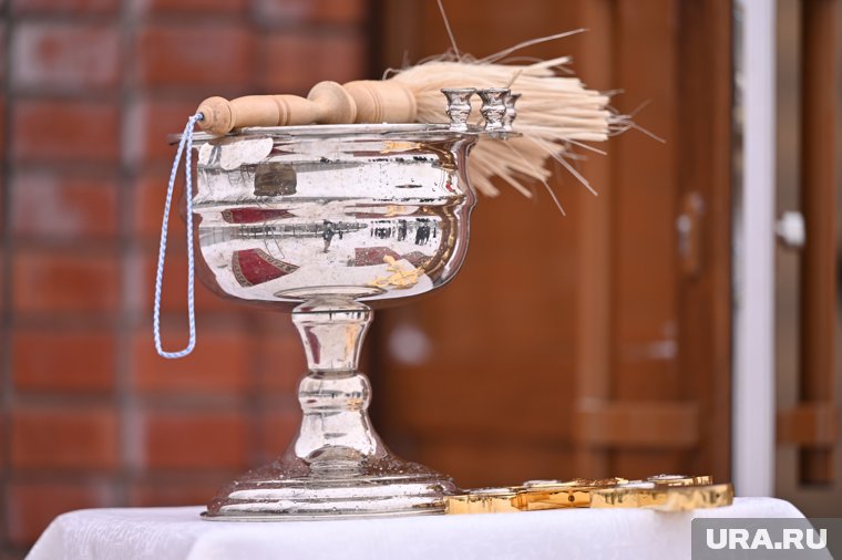 Школьников в Курганской области окропили святой водой перед началом учебного года. Фото