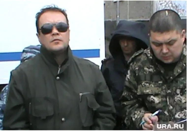 Андрей Черняев прячет глаза за черными очками