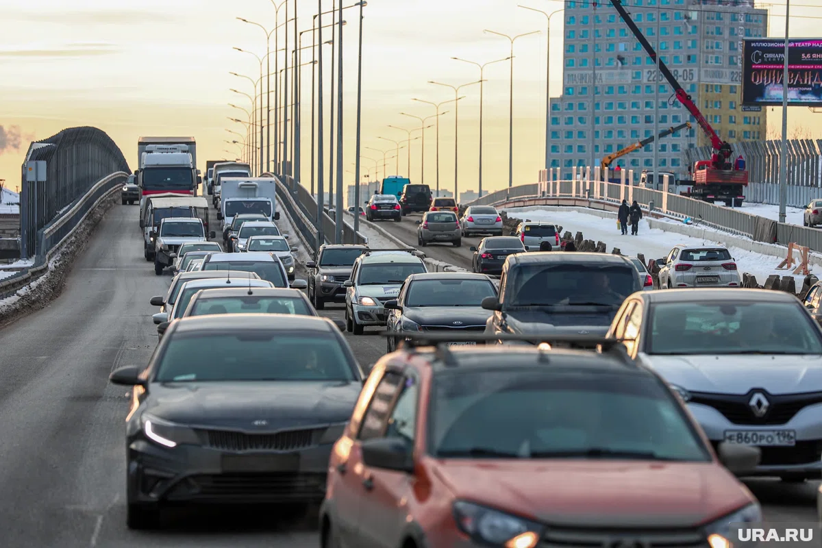 На трассе Р-242 образовалась 15-километровая пробка