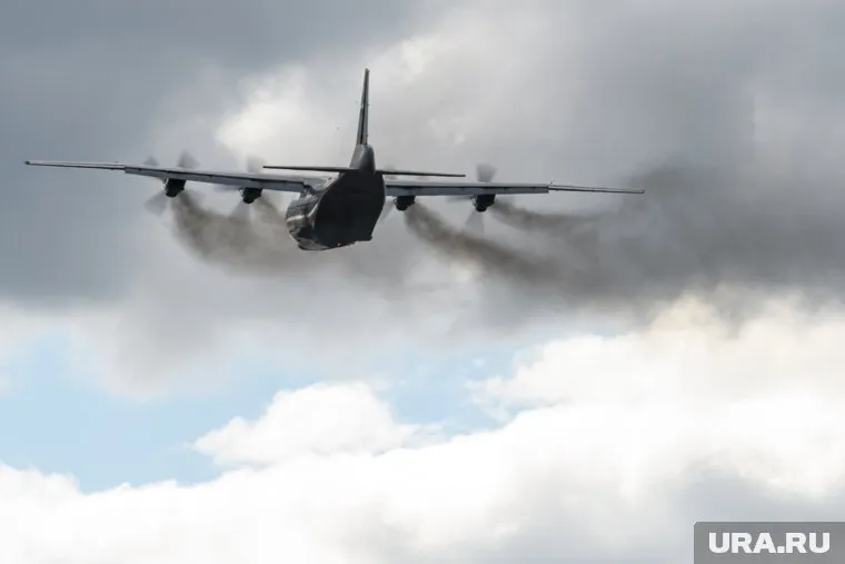 АН-12 вернулся на аэродром Нового Уренгоя из-за проблем с шасси