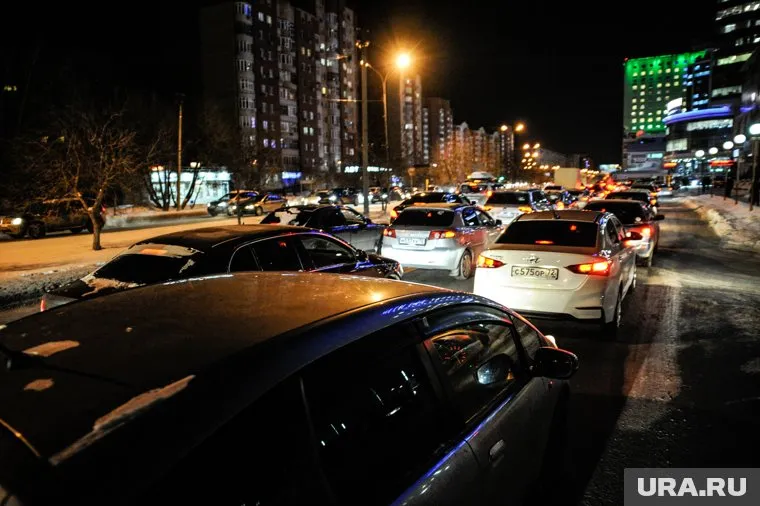 Плотный трафик образовался на улицах в города, в том числе из-за ДТП