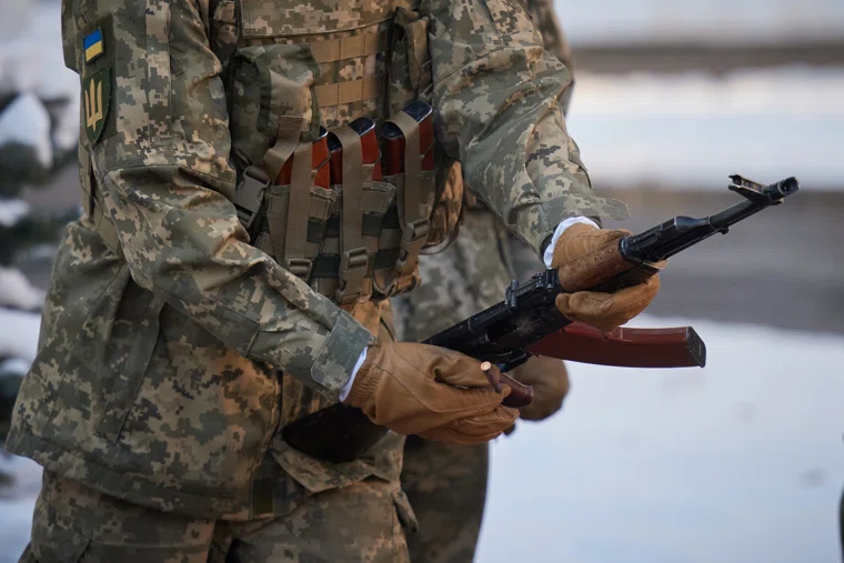 Под Волчанском боевики ВСУ сдаются в плен и пытаются спастись