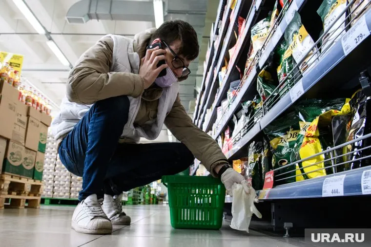 Волонтеры работают в масках и перчатках, на каждом — специальная форма, чтобы их узнавали пенсионеры