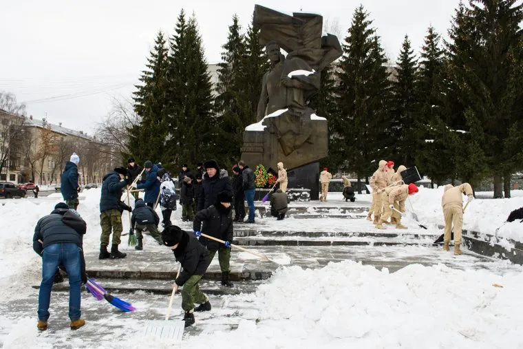 Юнармейцы чистят от снега памятник Николаю Кузнецову. Екатеринубрг