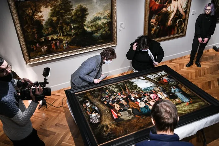 Монтаж выставки одного шедевра - «Проповедь Иоанна Крестителя» Питера Брейгеля Младшего. Екатеринбург