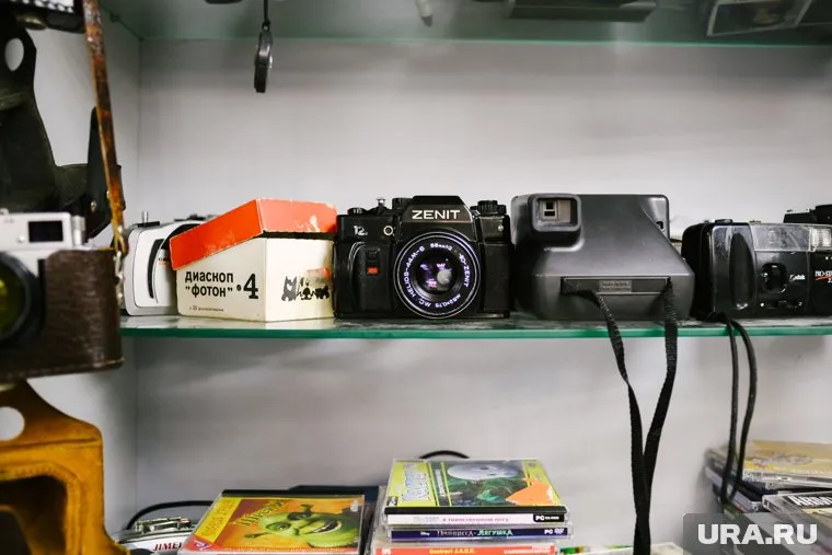 Юные тюменцы скупают все, на что хватит финансов: от фотокамер до открыток 