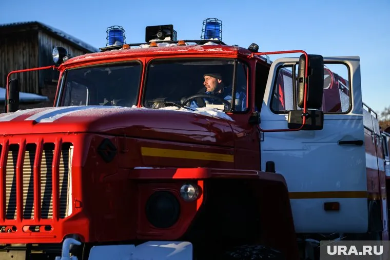 На месте происшествия очевидцы заметили несколько пожарных машин