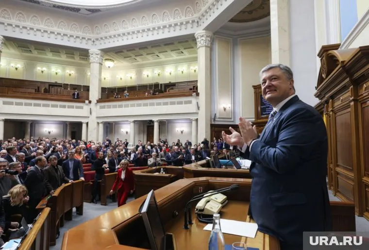 Петр Порошенко сорвал шапку с девушки во время поездки в Запорожье