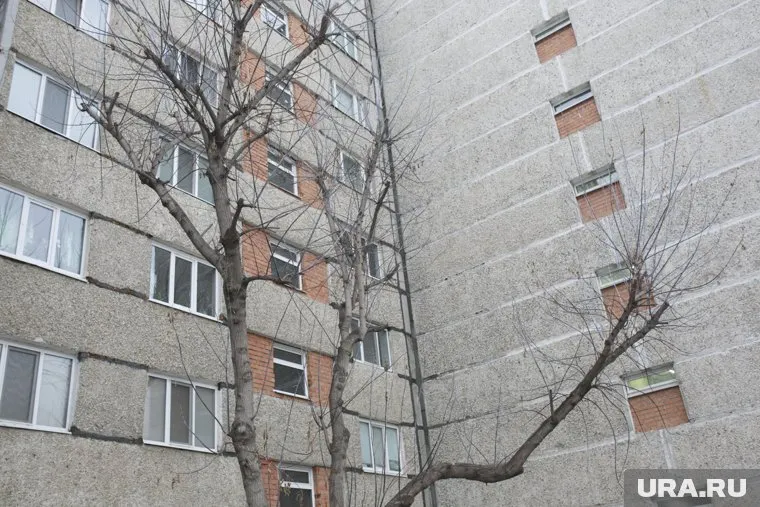 Мужчину заметили мастурбирующим в одном из дворов города