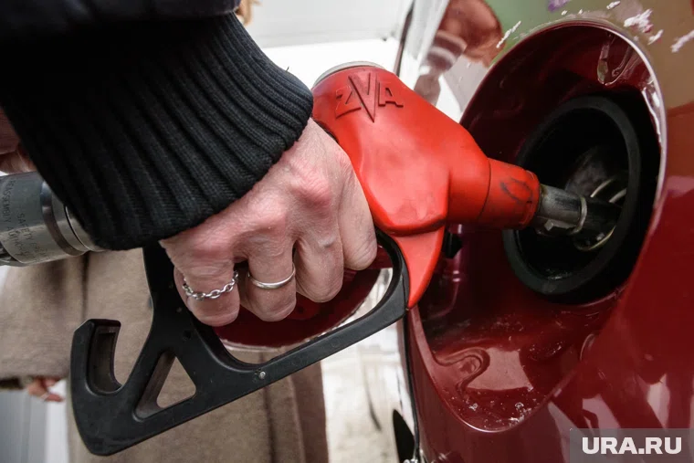 На некоторых заправках Тюмени запретили продавать более 30 литров топлива в одни руки