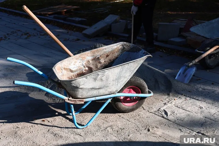 Проезд возле офисного здания, находящийся в плохом состоянии много лет, наконец отремонтируют