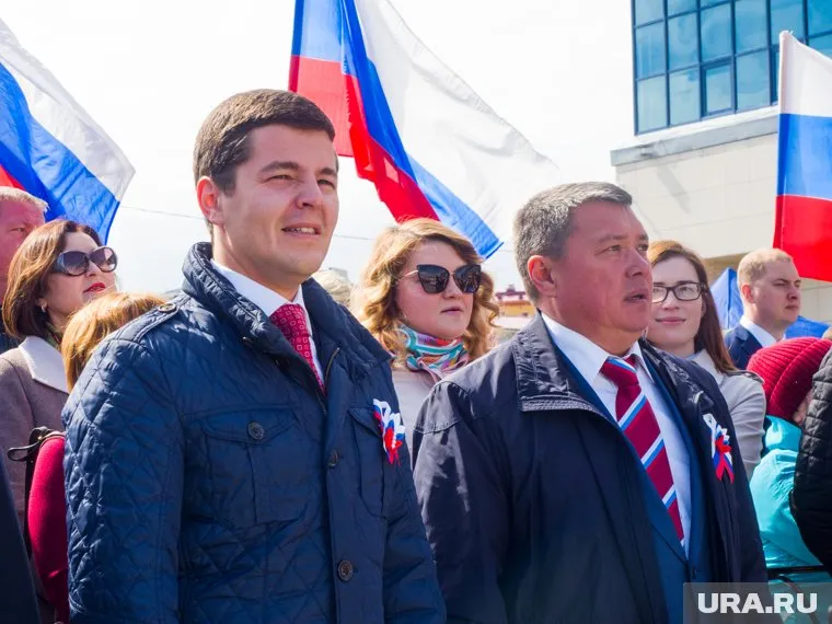 Дмитрий Артюхов (слева) начал 9 мая с поздравления ямальцев с Днем Победы
