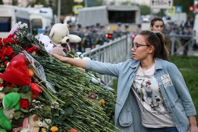 Стихийный мемориал у гимназии №175 в Казани. Казань