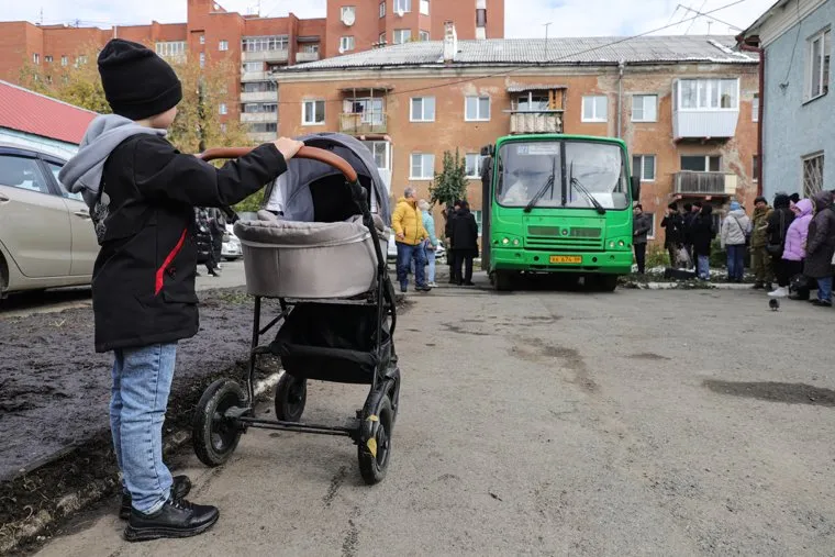 Отправка мобилизованных свердловчан с Чкаловского военкомата. Екатеринбург