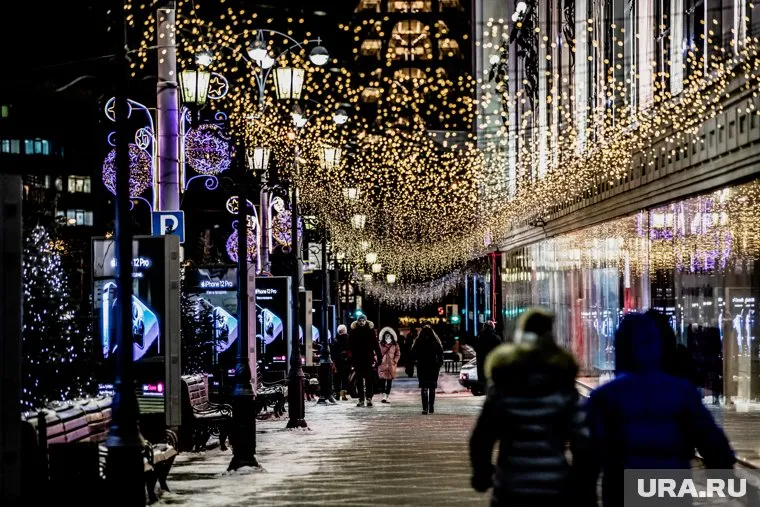 Поведение людей делает любые прогнозы о COVID бесполезными, заявил Александр Выгоняйлов