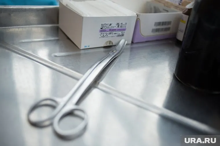 Двое врачей обезвредили тюменца, который попытался напасть с ножницами