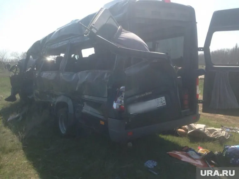 Микроавтобус изуродовало при столкновении