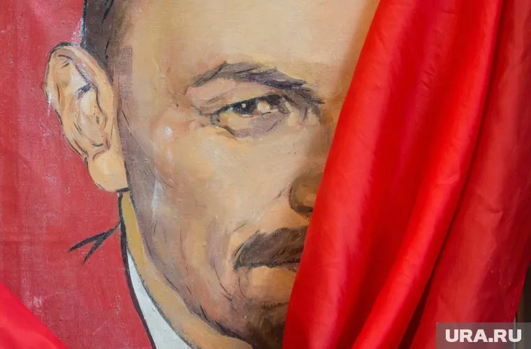 Из-за разросшихся елей вид на памятник Ленину был затруднен