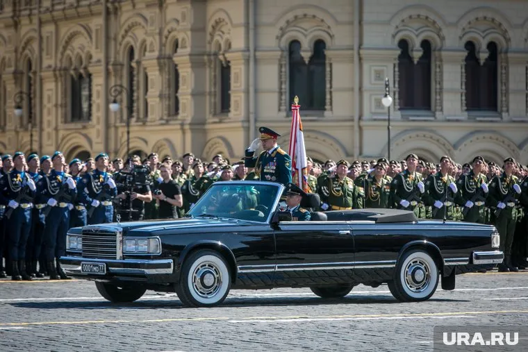 Aurus придет на смену «ЗиЛ», на котором министр обороны РФ Сергей Шойгу проезжал по Красной площади