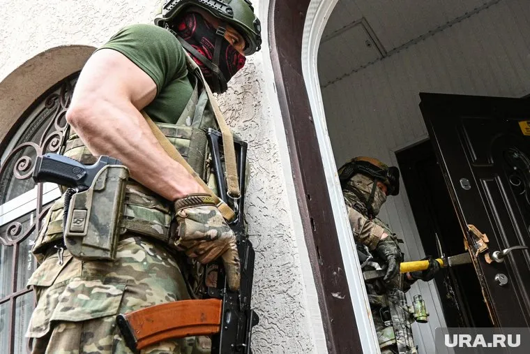 Украинские силовики пришли с обысками к активисту, выступающему за мир