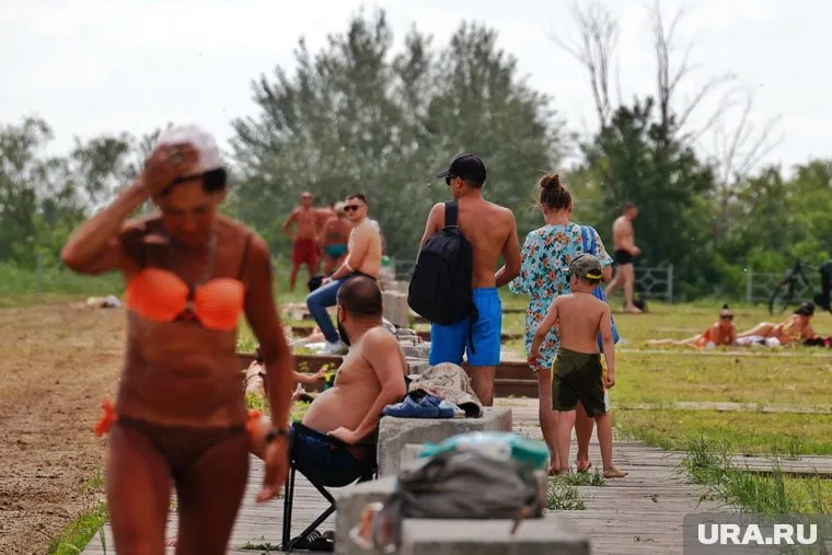 В Кургане жители начали загорать на пляже
